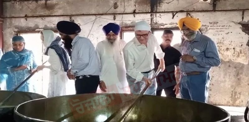 British High Commissioner Alexander Ellis pays homage to Golden Temple