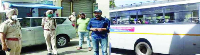  to ਜਾਣਕਾਰੀ ਦਿੰਦੇ ਹੋਏ ਬਲਜੀਤ ਸਿੰਘ ਐਸ.ਪੀ. ਟ੍ਰੈਫਿਕ ਤਰਨਤਾਰਨ, ਨਰਿੰਦਰ ਸਿੰਘ ਧਾਰੀਵਾਲ ਐਸਡੀਐਮ ਪੱਟੀ, ਕੰਵਲਪ੍ਰੀਤ ਸਿੰਘ ਮੰਡ ਡੀਐਸਪੀ ਪੱਟੀ। (ਸੱਜੇ) ਪੱਟੀ ਤੋਂ ਬਸਾਂ ਰਾਹੀਂ ਜ਼ਿਲ੍ਹਾ ਮੁਕਤਸਰ ਜੇਲ ਲਈ ਰਵਾਨਾ ਹੁੰਦੇ ਹੋਏ ਹਵਾਲਾਤੀ ਅਤੇ ਕੈਦੀ।