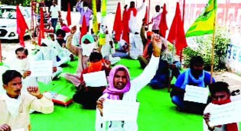 ਧਰਨੇ ਦੌਰਾਨ ਸਰਕਾਰ ਦੇ ਖਿਲਾਫ਼ ਨਾਹਰੇਬਾਜ਼ੀ ਕਰਦੇ ਹੋਏ ਆਗੂ ਤੇ ਵਰਕਰ। 