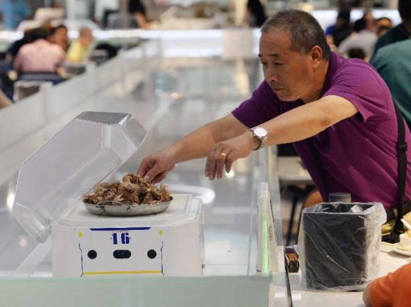 Robots replace waiters in China