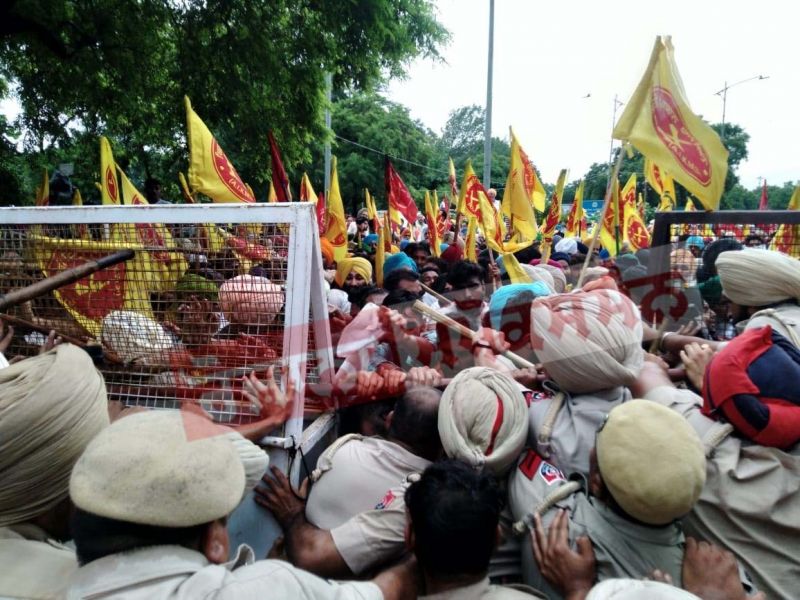 Demonstration of Kirti Kisan Union regarding demands regarding deepening water crisis in Punjab