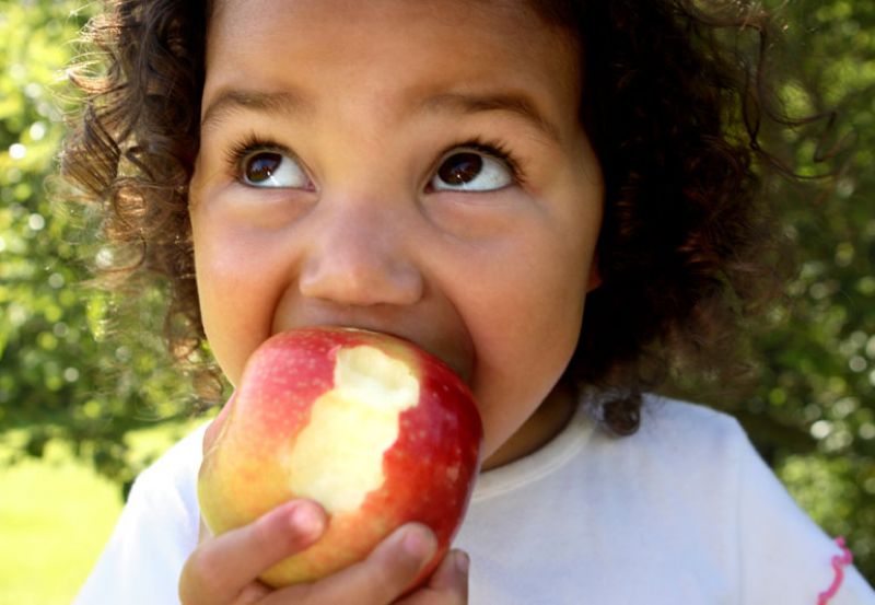 Eating apples with peels cures many diseases