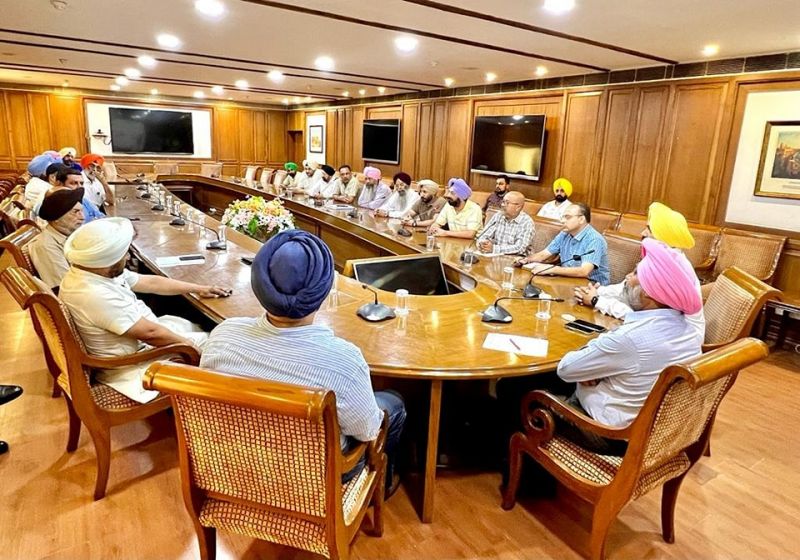 Private bus operators meeting with Finance Minister and Transport Minister