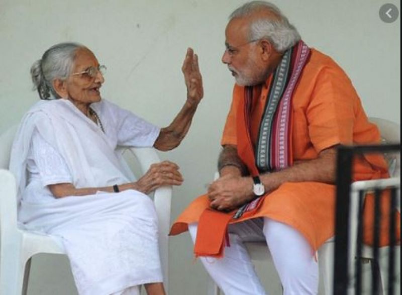 Narendra Modi and his mother