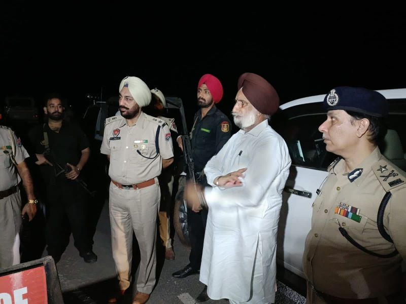 Deputy CM Sukhjinder Randhawa conducts surprise check of border posts at midnight Deputy CM Sukhjinder Randhawa conducts surprise check of border posts at midnight