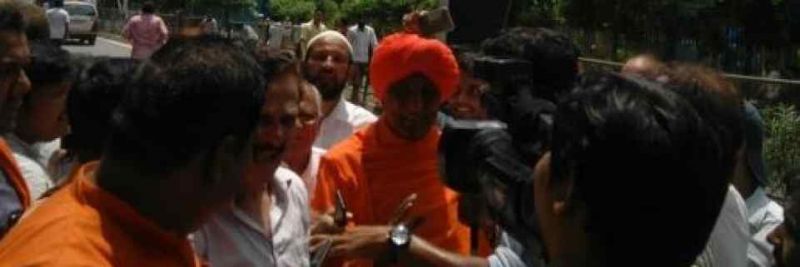 atal bihari vajpayee funeral manhandling with swami agnivesh in bjp head quarter atal bihari vajpayee funeral manhandling with swami agnivesh in bjp head quarter