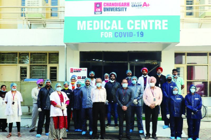 ਚੰਡੀਗੜ੍ਹ ਯੂਨੀਵਰਸਿਟੀ ਘੜੂੰਆਂ ਵਿਖੇ ਸਥਾਪਿਤ ਕੀਤੀ ਆਈਸੋਲੇਸ਼ਨ ਸੈਂਟਰ ਦੇ ਬਾਹਰ ਮੈਡੀਕਲ ਸਟਾਫ਼ ਅਤੇ ਸਰਕਾਰੀ ਅਧਿਕਾਰੀ।