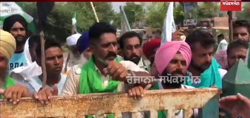 Farmers protest against Sukhbir Singh Badal at Gidderbaha 