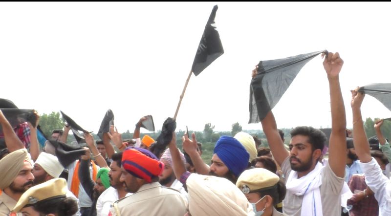 People raise black flags and slogans against Sukhbir Badal