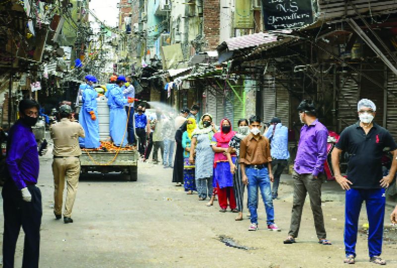 ਨਵੀਂ ਦਿੱਲੀ ਦੇ ਚਾਂਦਨੀ ਮਹਿਲ ਇਲਾਕੇ ’ਚ ਕੋਰੋਨਾ ਵਾਇਰਸ ਲਈ ਜਾਂਚ ਕਰਵਾਉਣ ਆਏ ਲੋਕਾਂ ’ਤੇ ਵਿਸ਼ਾਣੂ ਨਾਸ਼ਕ ਛਿੜਕਦੇ ਵਲੰਟੀਅਰ। ਪੀਟੀਆਈ