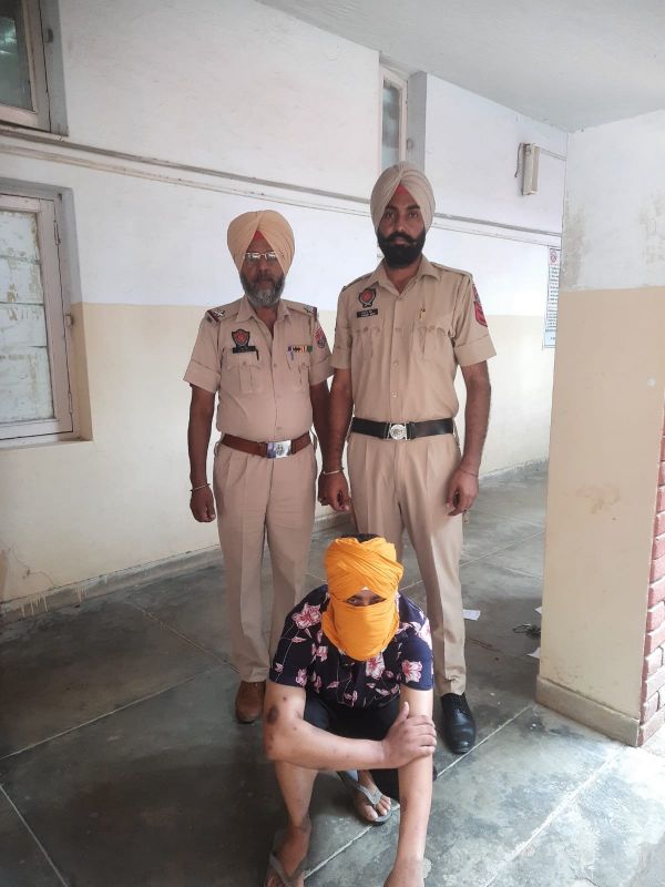 6 arrests including over 8 lakh drug money and narcotics 6 arrests including over 8 lakh drug money and narcotics