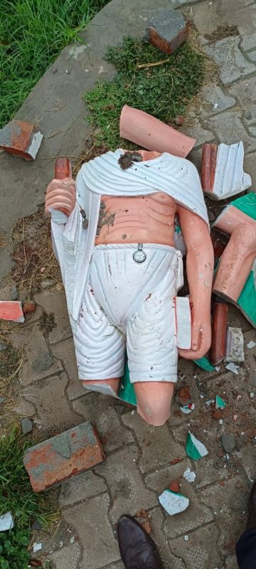  Unknown persons broke the statue of Mahatma Gandhi in Ram Mandi of Bathinda