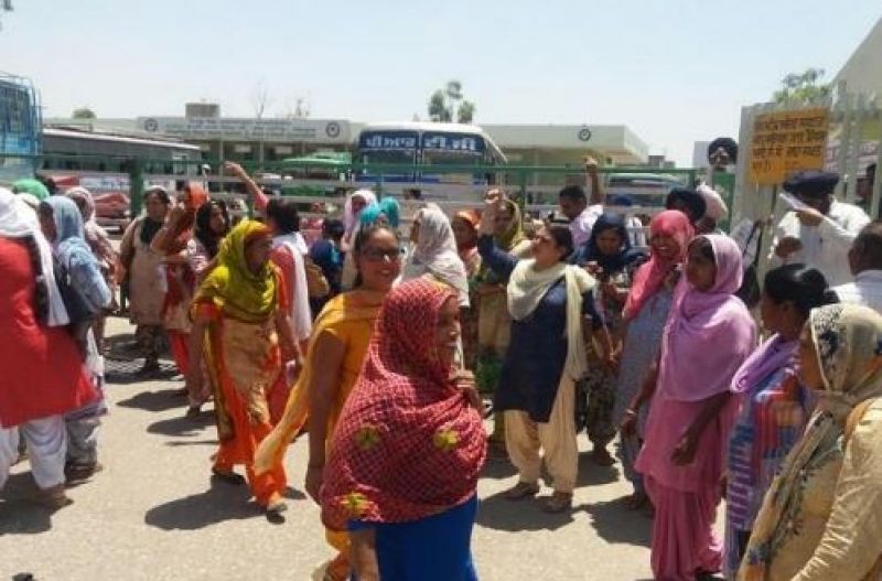 Anganwadi workers surround Sangrur bus stand