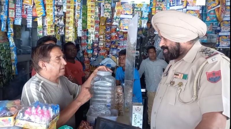  The bravery of an elderly shopkeeper frightened the robbers