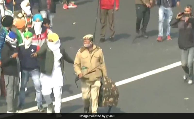 Delhi Police personnel rescued by protesters