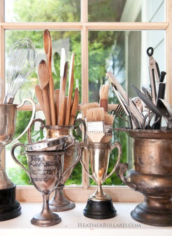 Decorate the house with old utensils