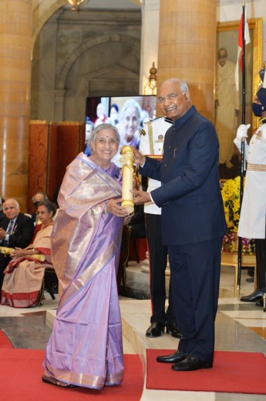 President Kovind presents Padma Shri to Dr Vidya Vindu Singh for Literature and Education.