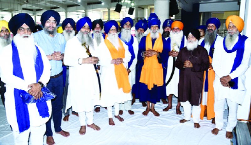 ਸ਼ਹੀਦੀ ਸਮਾਗਮ ਦੌਰਾਨ ਬਾਬਾ ਨਿਹਾਲ ਸਿੰਘ ਹਰੀਆਂ ਵੇਲਾਂ ਵਾਲਿਆਂ ਨੂੰ ਸਨਮਾਨਤ ਕਰਦੇ ਹੋਏ ਸਿੰਘ ਸਾਹਿਬ ਗਿਆਨੀ ਜਗਤਾਰ ਸਿੰਘ, ਜਥੇਦਾਰ ਗਿਆਨੀ ਰਘਬੀਰ ਸਿੰਘ, ਹਰਜਿੰਦਰ ਸਿੰਘ ਧਾਮੀ, ਮੁੱਖ ਸਕੱਤਰ ਡਾ. ਰੂਪ ਸਿੰਘ ਅਤੇ ਹੋਰ।   (ਬਹੋੜੂ)