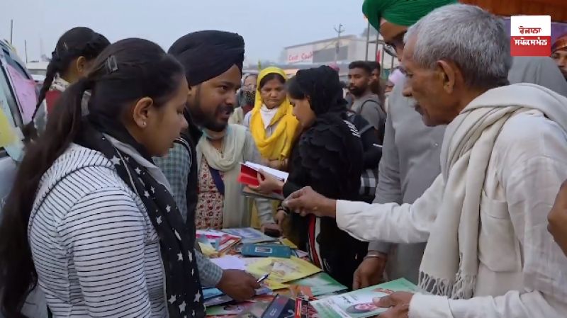 Punjabi University Students Distribute Free books at Kundli Border Punjabi University Students Distribute Free books at Kundli Border
