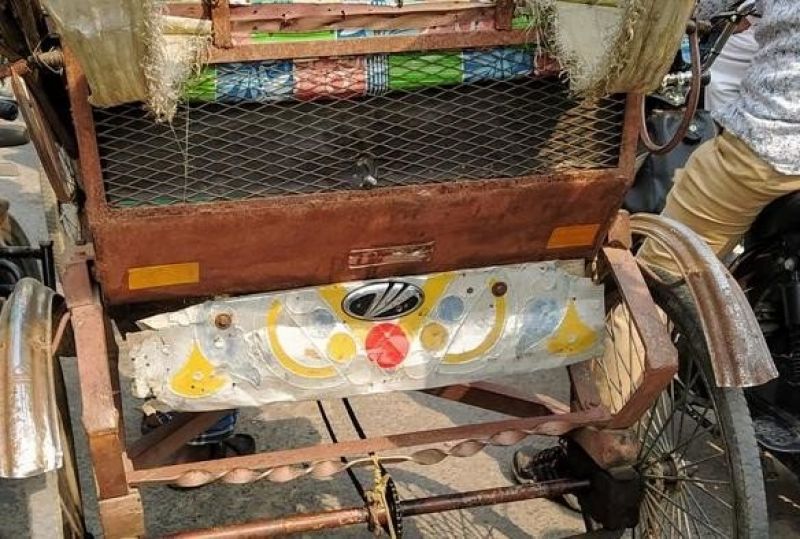 Anand Mahindra gift a vehicle to rikshawala for mahindra logo