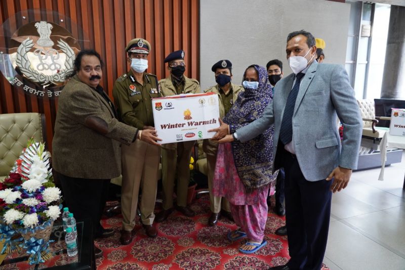 -Punjab Police’s Saanjh distribute “Packets of Joy and Cheer” under project Winter Warmth