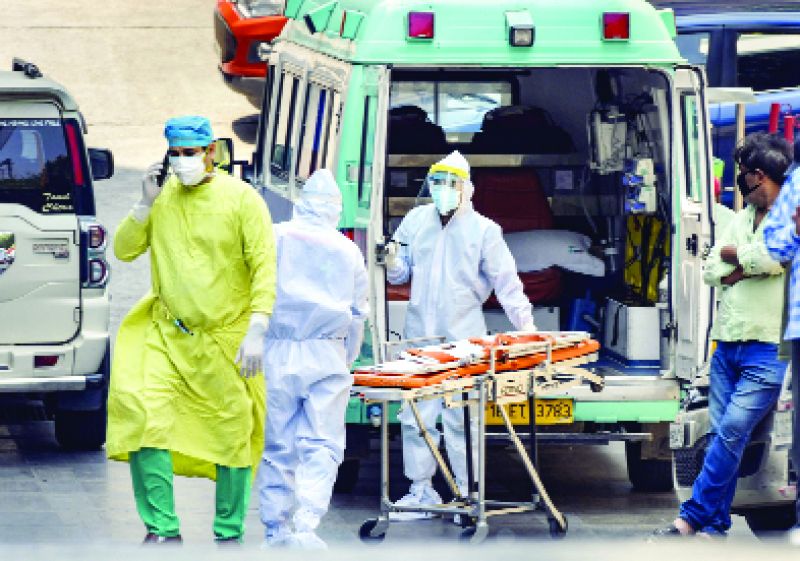  to ਨਵੀਂ ਦਿੱਲੀ ਦੇ ਮੈਕਸ ਹਸਪਤਾਲ ਬਾਹਰ ਇਕ ਮਰੀਜ਼ ਲਈ ਸਟਰੈਚਰ ਲੈ ਕੇ ਜਾਂਦੇ ਸੁਰੱਖਿਆ ਪੋਸ਼ਾਕ 'ਚ ਕੱਜੇ ਸਿਹਤ ਮੁਲਾਜ਼ਮ।  ਪੀਟੀਆਈ