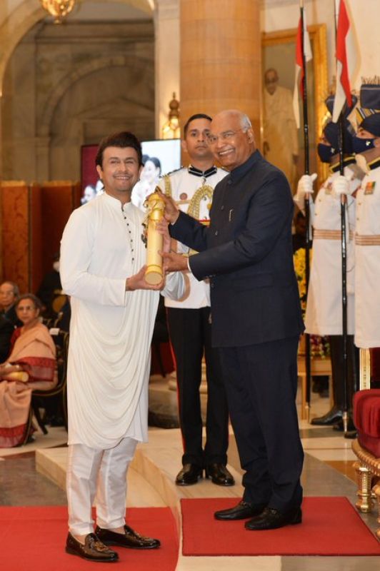 President Kovind presents Padma Shri to Shri Sonu Nigam for Art