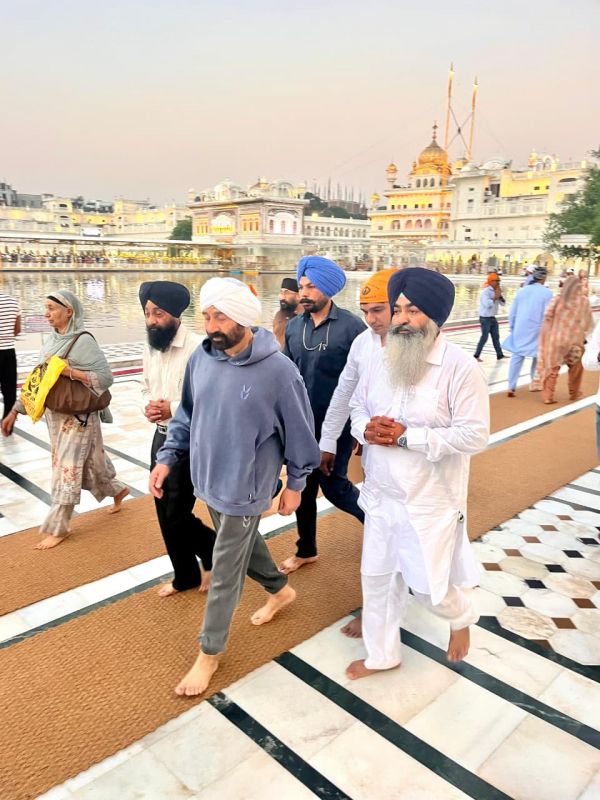 Sunny Deol pays obeisance at Sachkhand Sri Harmandir Sahib Sunny Deol pays obeisance at Sachkhand Sri Harmandir Sahib
