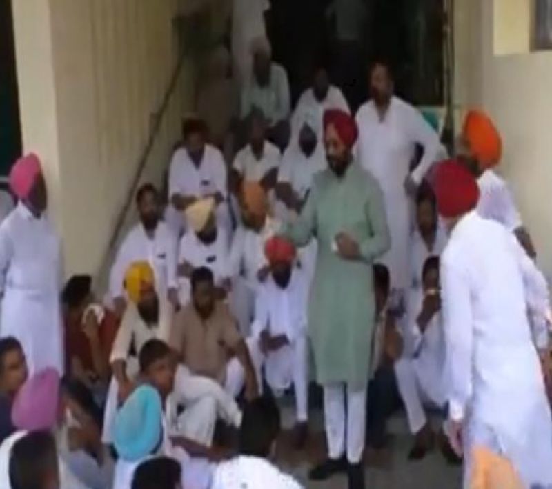 12 village panchayats protest front of SSP office 12 village panchayats protest front of SSP office