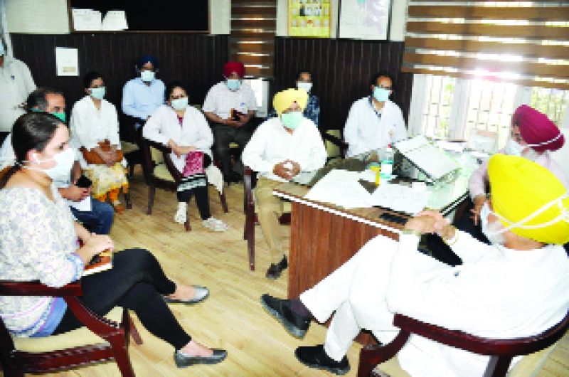 ਸਿਵਲ ਸਰਜਨ ਦਫ਼ਤਰ ਮੋਹਾਲੀ ਵਿਖੇ ਮੀÎਟਿੰਗ ਦੀ ਪ੍ਰਧਾਨਗੀ ਕਰਦੇ ਹੋਏ ਸਿਹਤ ਅਤੇ ਪਰਵਾਰ ਭਲਾਈ ਮੰਤਰੀ ਬਲਬੀਰ ਸਿੰਘ ਸਿੱਧੂ ਅਤੇ ਸਿਹਤ ਅਧਿਕਾਰੀ।