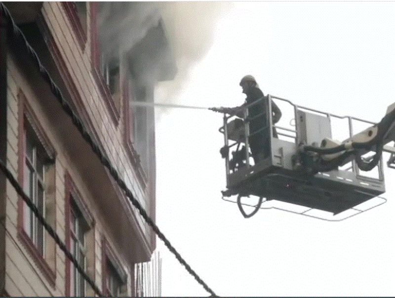 Terrible fire engulfs furniture market in Delhi