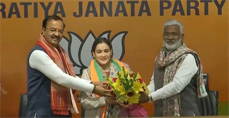 Mulayam Singh Yadav's daughter-in-law Aparna Yadav joins BJP