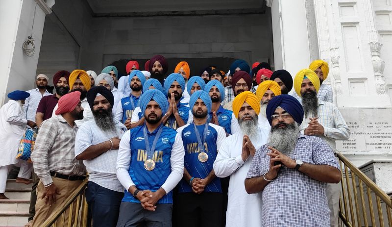 Hockey Team Players of the paid obeisance at Darbar Sahib news  Hockey Team Players of the paid obeisance at Darbar Sahib news