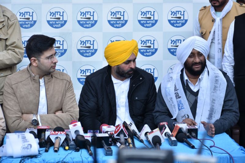 Former Mohali Mayor Kulwant Singh joins AAP, welcomed by Bhagwant Mann