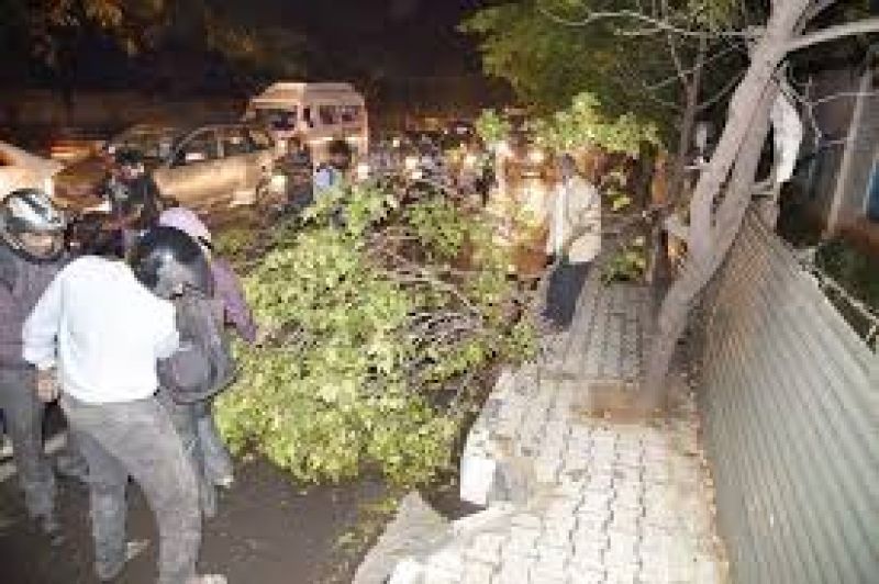 rain shower in delhi temperature dips