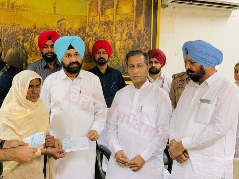 Dr. Vijay Singla gives Rs 25 lakh compensation to the families of five farmers 