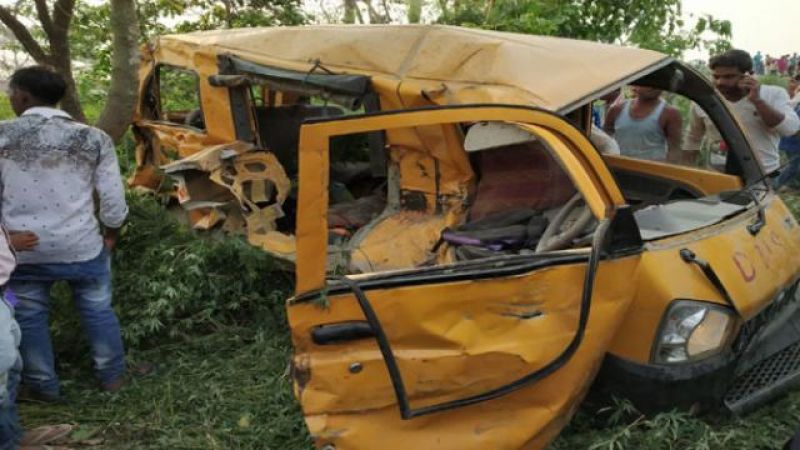 van of school kids collided with train in kushinagar