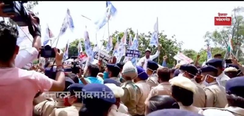AAP Protest against Chandigarh Municipal Corporation