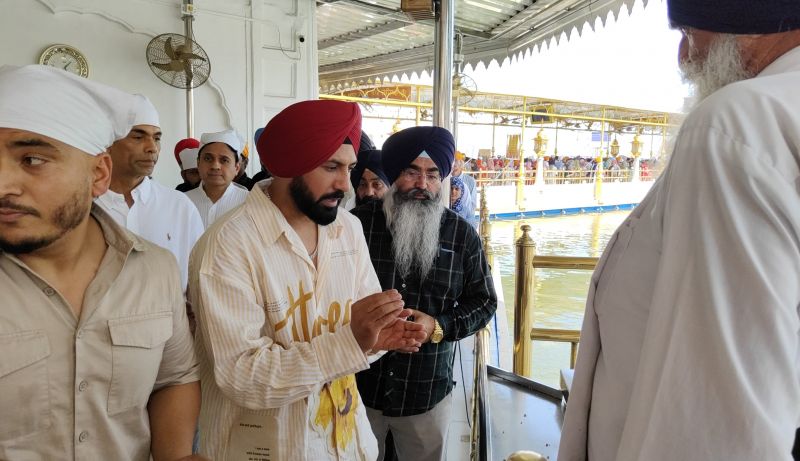 Gippy Grewal and Karan Johar paid obeisance at Sri Darbar sahib 
