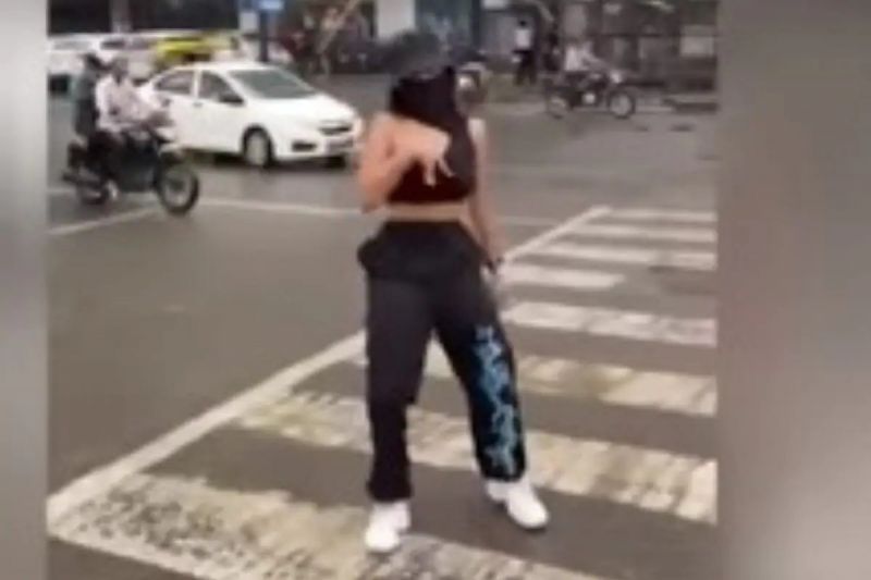 Indore Woman Dances in Middle of Road for Instagram Video  Indore Woman Dances in Middle of Road for Instagram Video