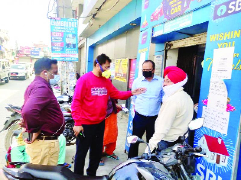 ਮਲੇਰਕੋਟਲਾ ਵਿਖੇ ਬੈਂਕਾਂ ਦੇ ਨਿਰੀਖਣ ਦੌਰਾਨ ਇਕ ਬੈਂਕ ਵਿਚ ਪ੍ਰਬੰਧਾਂ ਦਾ ਜਾਇਜ਼ਾ ਲੈਂਦੇ ਹੋਏ। ਫੋਟੋ : ਡਾ. ਮੁਹੰਮਦ ਸ਼ਹਿਬਾਜ਼