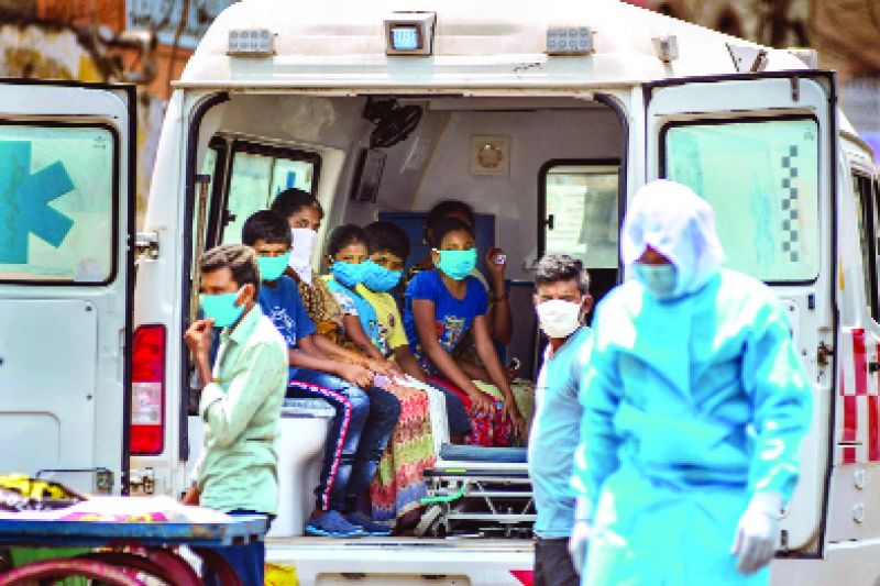 ਵਿਜੈਵਾੜਾ 'ਚ ਕੋਰੋਨਾ ਵਾਇਰਸ ਤੋਂ ਪੀੜਤ ਇਕ ਵਿਅਕਤੀ ਦੇ ਰਿਸ਼ਤੇਦਰਾਂ ਨੂੰ ਹਸਪਤਾਲ ਲਿਜਾਂਦੇ ਸਿਹਤ ਕਾਮੇ।