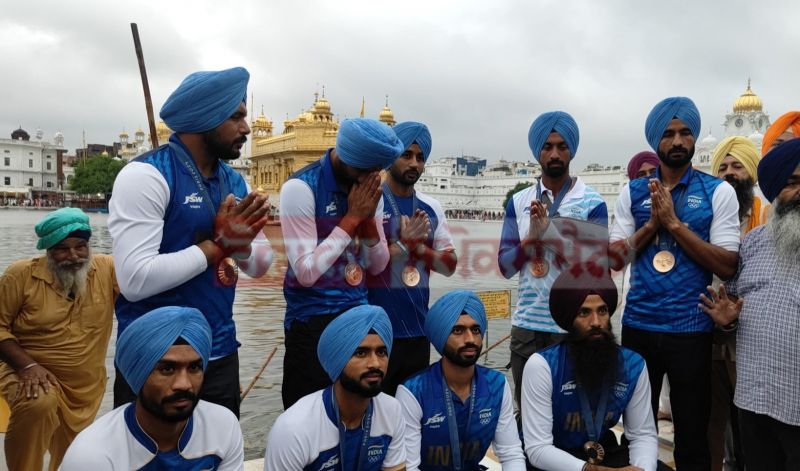 Hockey Team Players of the paid obeisance at Darbar Sahib news  Hockey Team Players of the paid obeisance at Darbar Sahib news