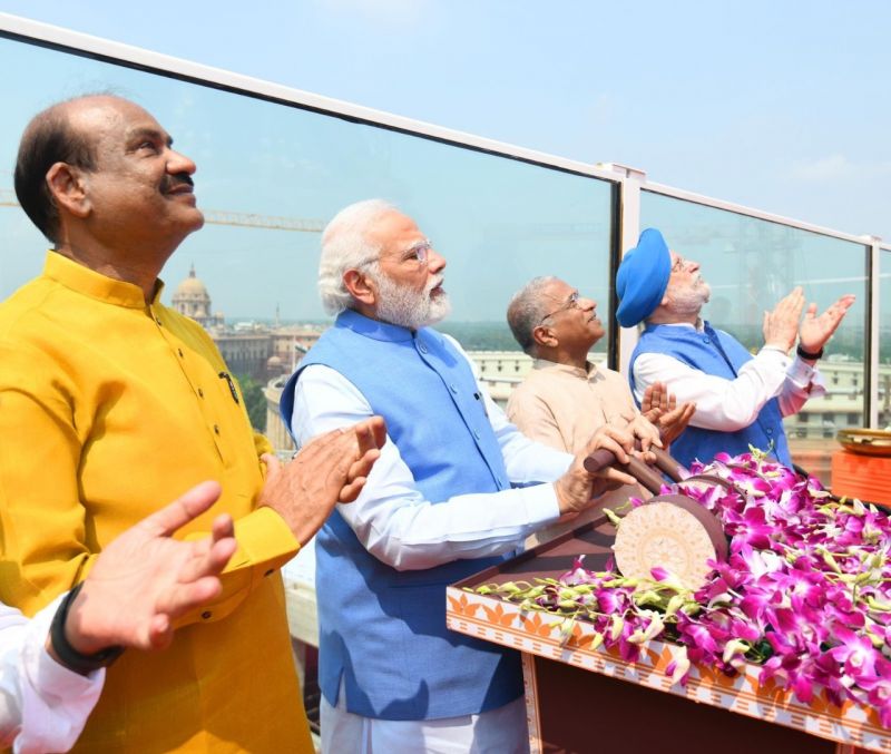PM Modi unveiled the 6.5m long bronze National Emblem cast 