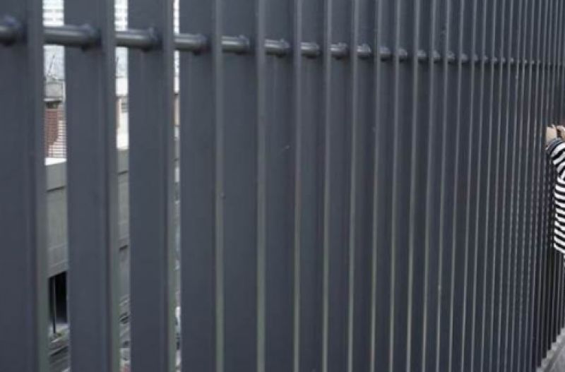 Son meets prisoner father during school trip 