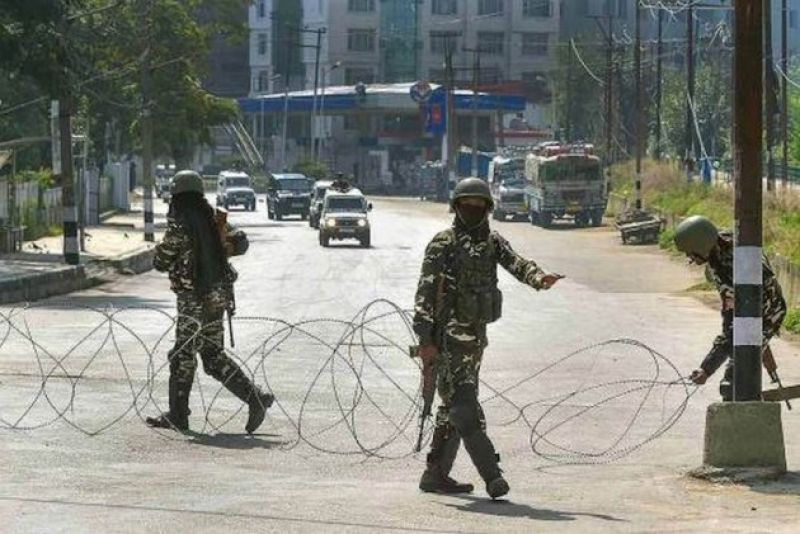 Markets Shut, Public transport off roads in Kashmir on day 58