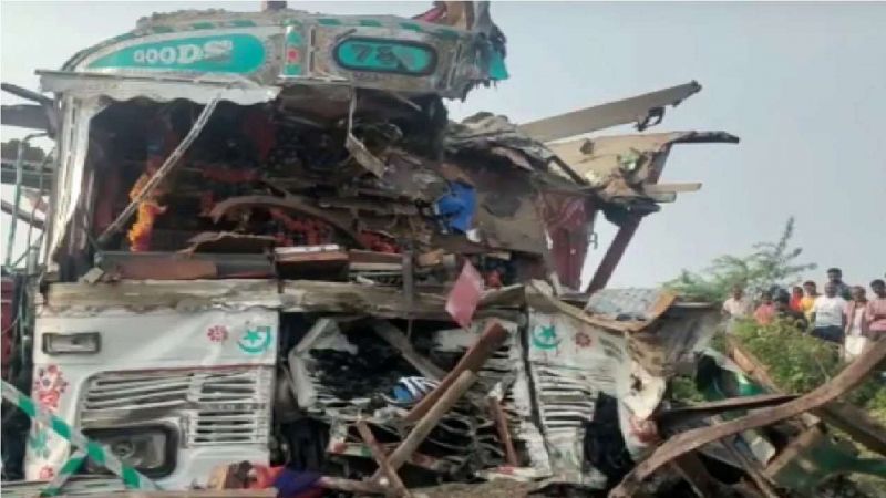 27 injured as Delhi-Bahraich bus collides head-on with truck in UP's Barabanki 27 injured as Delhi-Bahraich bus collides head-on with truck in UP's Barabanki