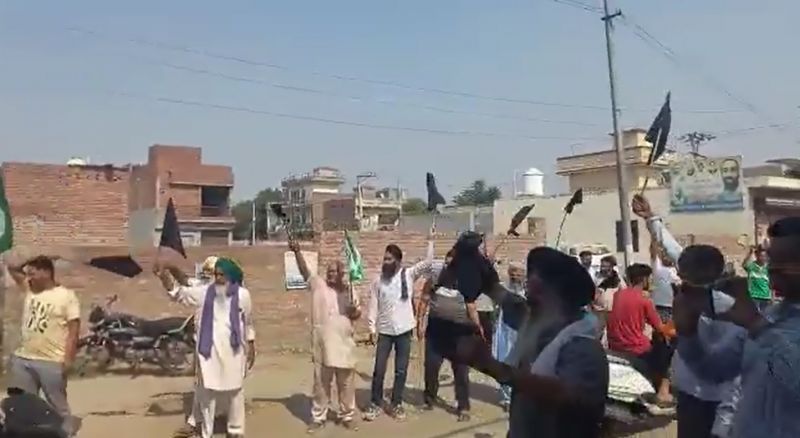 People raise black flags, slogans against Sukhbir Badal