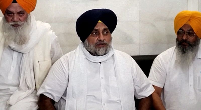 Badal family arrives at Sachkhand Sri Harmandir Sahib to pay obeisance