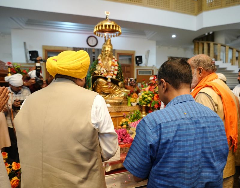 Arvind Kejriwal and Bhagwant Mann paid obeisance at Bhagwan Sri Valmiki Teerath S'than News 